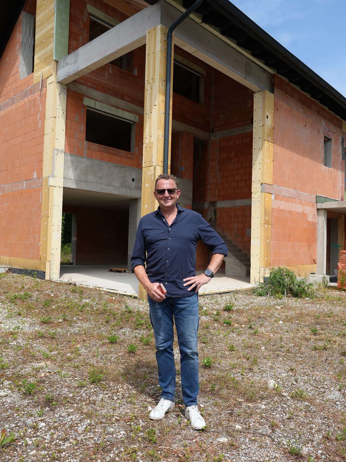 Sixt-Hubertus von Kapff vor einer Immobilie im Bau
